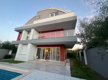 Bahçeli ve yüzme havuzlu lüks Belek villası